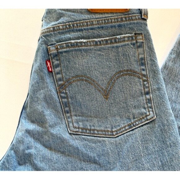 Levi’s Light Wash Wedge Fit Ankle Women’s Button Fly Jeans Size 26 Casual - Picture 3 of 16